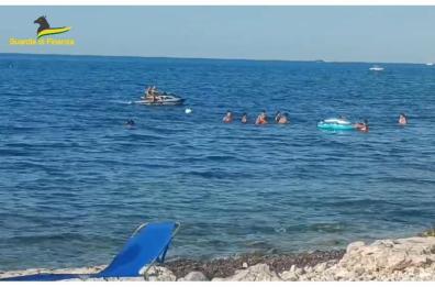 Guidava acquascooter rubato e con patente nautica falsa: denunciato un uomo nel Barese