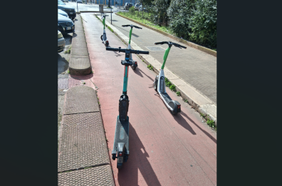 Bari, monopattini a noleggio «parcheggiati» sulla pista ciclabile: pigrizia o inciviltà?