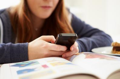 «Stai troppo attaccata al cellulare», e le toglie internet: 13enne denuncia il papà per maltrattamenti. Sarebbe stata anche picchiata, chiesto rinvio a giudizio per i genitori