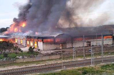 Trepuzzi, incendio nell’area ex Omfesa: «Nessun problema per la salute dei cittadini»