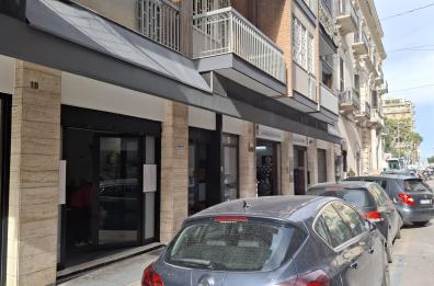 Bari, incendio nell'osteria «Dai vecchi amici» in via Sagarriga: panico e fuga dei clienti a cena  