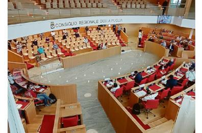 Puglia, la Digos in Consiglio regionale dopo l'esposto di Emiliano: prese le carte sull'emendamento fantasma