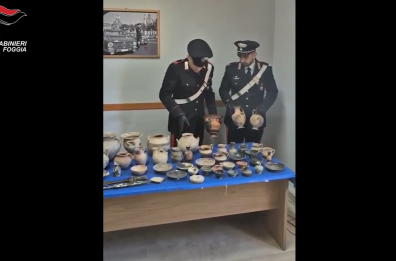 Lucera, cercano armi e munizioni nella botola di una cascina e trovano un tesoro di reperti archeologici