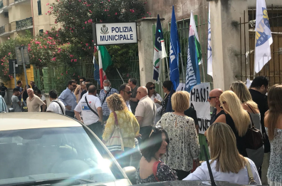 Brindisi, la destra fa marcia indietro e apre il centro per migranti