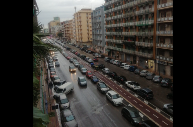Taranto, nella «rinnovata» via Dante buche, allagamenti e black out 