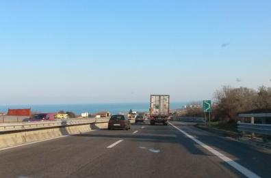Tir si ribalta sull'A14: nell'incidente muore autotrasportatore di Gravina