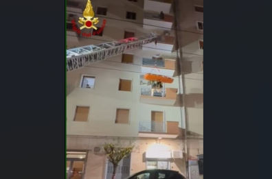 La barella non può passare per le scale: a Bari bimbo di 5 anni torna a casa dall'ospedale con l'autoscala dei pompieri