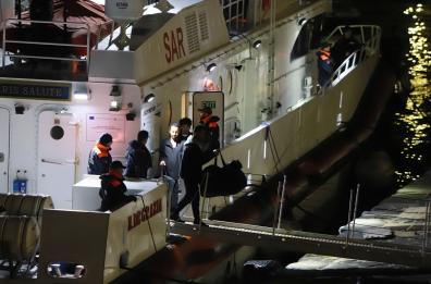 È arrivata a Bari la motovedetta con i 43 migranti provenienti dall'Albania: sbarcati tra gli applausi dell'Arci FOTO/VIDEO