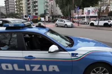 Taranto, automobilisti al telefono alla guida e senza cinture: decurtati 100 punti e 4mila euro di multe