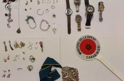 Le rubano la borsa dall'auto parcheggiata a Galatone: i carabinieri la trovano localizzando le cuffie AirPods