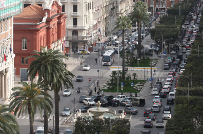 Bari, ecco Corso Cavour: bella e incompiuta. L'eleganza del Petruzzelli, i vuoti degli ultimi isolati