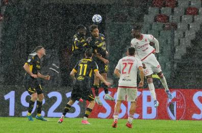 La pioggia porta fortuna al San Nicola: il Bari vince contro il Frosinone 2-1