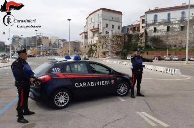 Rubano un'auto e speronano i carabinieri: arrestati due giovani foggiani