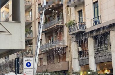 Bari, dopo il trasloco in via Argiro abbandonano materassi e altri rifiuti a Carbonara: 3 denunce 