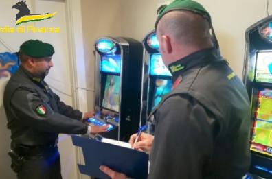 Gioco illegale, sequestrate otto slot machine a Taranto in un circolo ricreativo