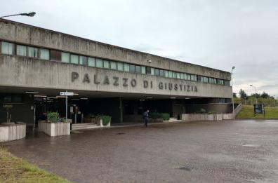 Foggia, abusi su tre bambine: 77enne rinviato a giudizio