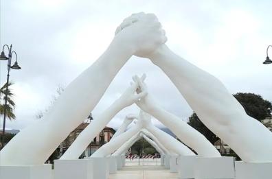 Building Bridges, l'opera alta 15 metri arriva in piazza a Martina Franca