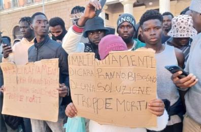 Bari, la denuncia dei migranti: «Anche con la protezione internazionale viviamo per strada»
