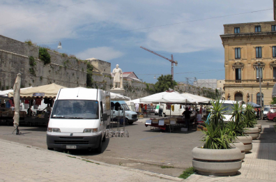 Lecce, i mercati nelle mani degli abusivi e il Comune non incassa i canoni