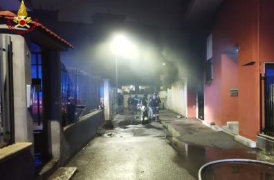 Carbonara, a fuoco un garage con 90 macchine: evacuato un intero stabile, anche anziani e disabili