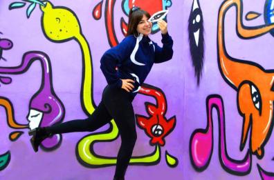 La street art della salentina La Pupazza in mostra per i suoi «40 anni fosforescenti»