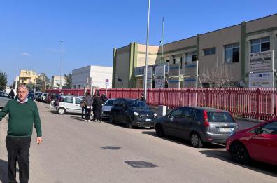 Maglie, spinge l'auto in discesa ma ha un malore: il mezzo impatta contro il cancello di una scuola