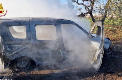 Triggiano, auto in fiamme abbandonata sulla SP131