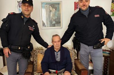 Bitonto, anziano cade sul balcone e non riesce a rialzarsi: poliziotti soccorrono 80enne