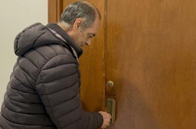 Taranto, felicità ritrovata per Luigi: sfollato e malato di tumore, ha trovato una casa