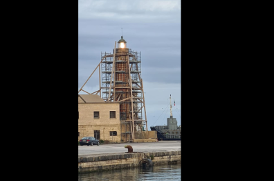 A Barletta il faro napoleonico è acceso al tramonto, ma è tutta un'illusione ottica