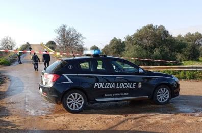 Mola, chiuso il ponte che sovrasta la linea ferroviaria Bari-Lecce e la Statale 16. Preoccupano le buche nell'asfalto