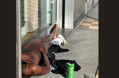 Bari, si scola una confezione di vino e si mette a dormire nudo per strada: la foto fa indignare e riflettere