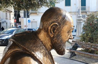 Martina Franca, furto in piazza Umberto: rubati rosari e aureola della statua di Padre Pio 