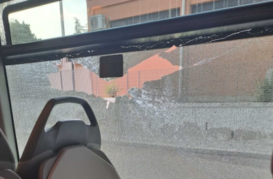 Brindisi, sassi contro il bus nel quartiere Paradiso: vetro infranto e conducente ferito