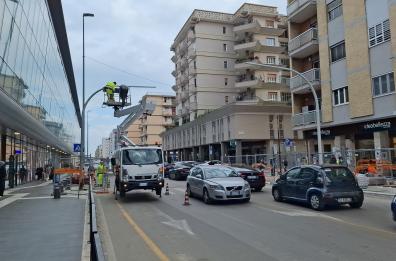 Bari, gli errori del nuovo rondò di via Capruzzi: adesso il Comune corre ai ripari con i semafori pedonali intelligenti