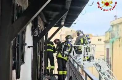 Ruvo di Puglia, fiamme nella mansarda di un condominio: la proprietaria sta bene