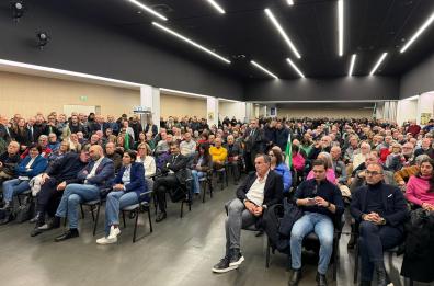 Bari, sala piena per Elly Schlein: in prima fila Leccese e Boccia VIDEO