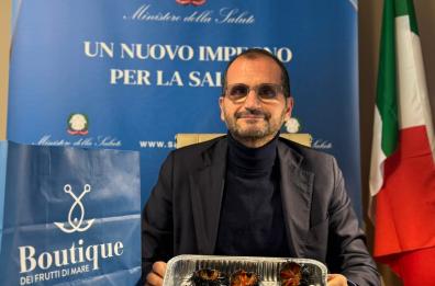 Il sottosegretario Gemmato e la pausa pranzo con i ricci di mare (croati)