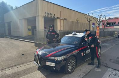 Tentano di rapinare ufficio postale a Monteroni, prendono a calci e pugni il direttore e scappano