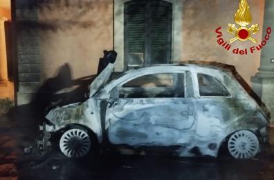 Cutrofiano, a fuoco la 500 della comandante della polizia locale di Aradeo: si indaga