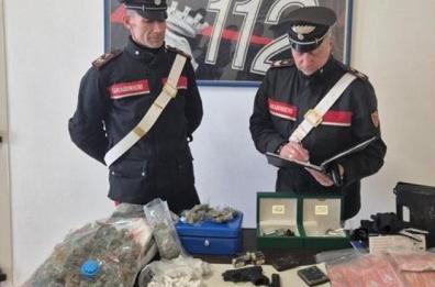 Forzano il posto di blocco, padre e figlio arrestati a Bari: i due avevano droga e armi in auto