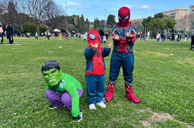 Prima domenica di sole e di carnevale a Bari: i bimbi vestiti a maschera si godono la giornata a Parco Due Giugno