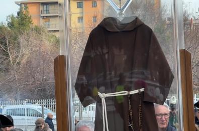 Il saio di San Pio esposto a Foggia, parla il vescovo: «Dimostra la presenza di Dio»