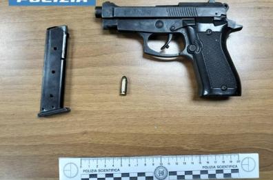 Taranto, fugge dagli agenti e perde pistola dalla cintola: arrestato 20enne