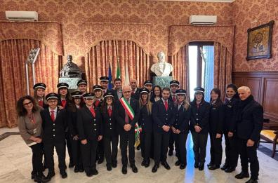 Bari, Trenitalia assume nuovi capotreno e operatori di assistenza e vendita, tutti pugliesi: il giuramento in Comune 