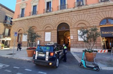 Bari, arriva il primo provvedimento del prefetto: sospesa per 3 mesi la vigilessa che aiutò lo spacciatore dei Capriati