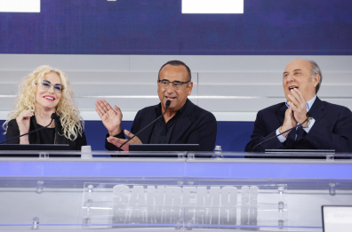 Sanremo, Carlo Conti accoglie gli amici Gerry Scotti e Antonella Clerici: «Il quarto sul palco sarebbe stato Fabrizio Frizzi». L'ordine di uscita della prima puntata