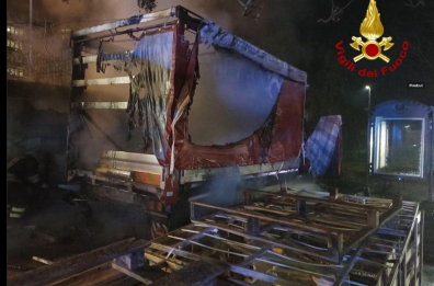 Lecce, dato alle fiamme il furgone del fruttivendolo del «Fazzi»: senzatetto salvato in extremis