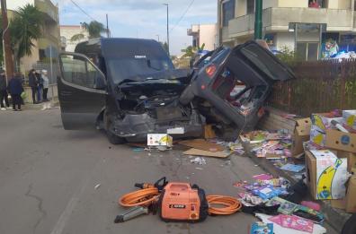 San Donato di Lecce, scontro tra furgone di un corriere e Fiat multipla: un ferito e mezzi distrutti
