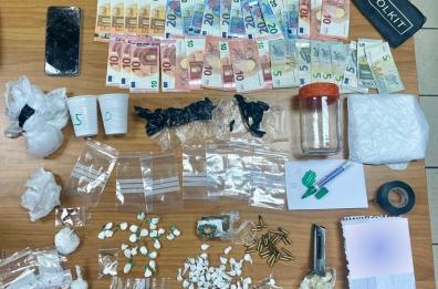 Taranto, spacciava droga a casa e la passava ai clienti attraverso una grata di ferro: arrestato 25enne